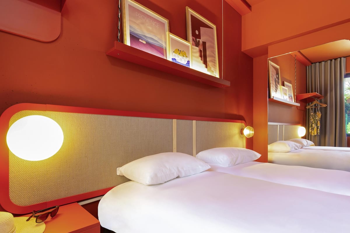 Habitación clásica con 2 camas individuales, 2 camas individuales (POP Room) | Ropa de cama de alta calidad y espacio para trabajar con laptop