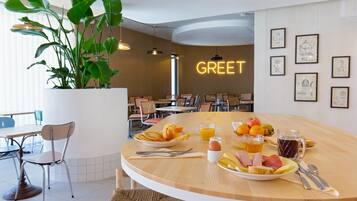 Sarapan prasmanan setiap hari (EUR 13.90 per orang)