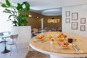 TĂ€gliches FrĂŒhstĂŒcksbuffet (13.90 EUR pro Person)