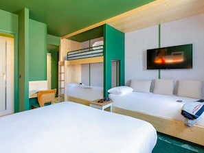 Family Room (Pop. 5 people) | Laptop workspace, soundproofing, iron/ironing board, free WiFi