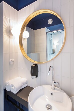 Shower, rainfall showerhead, eco-friendly toiletries, hair dryer - Greet Hotel Salon De Provence (Salon-de-Provence)