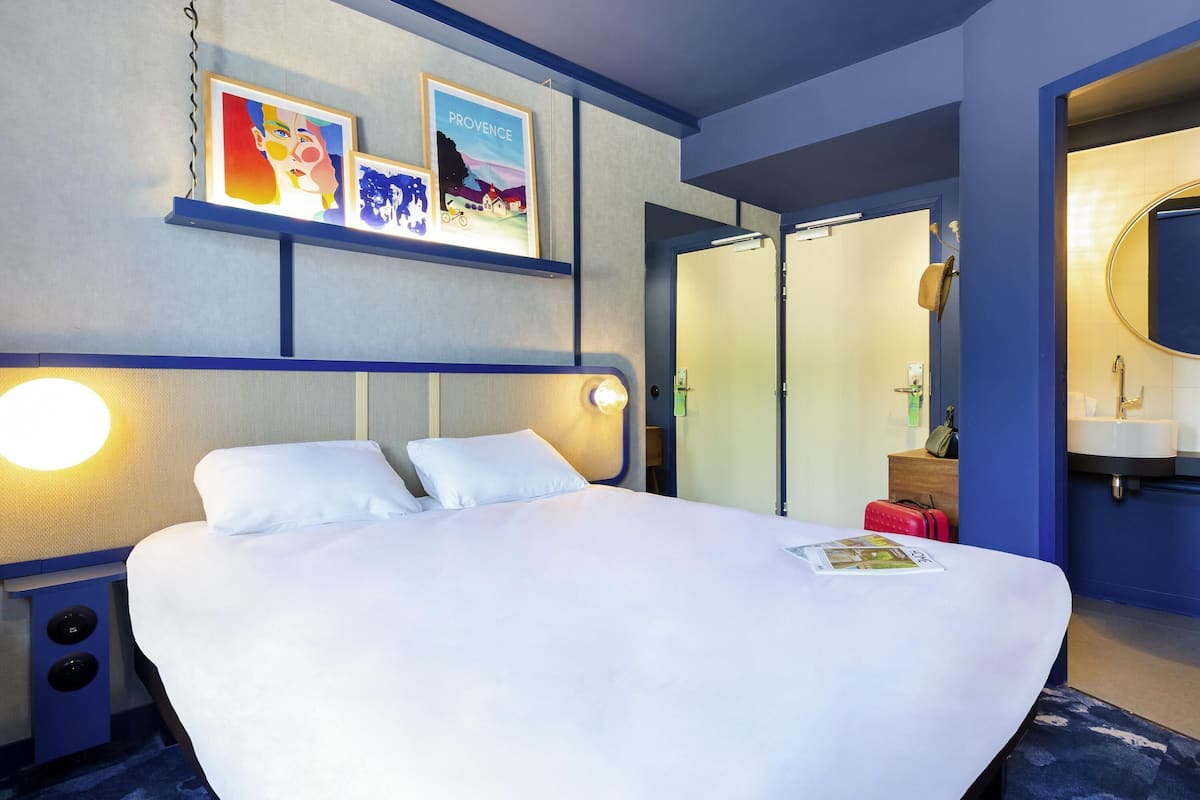 Habitación básica doble, 1 cama matrimonial (POP Room) | Ropa de cama de alta calidad y espacio para trabajar con laptop