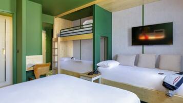 Une chambre avec des lits superposés, un bureau, une chaise, un téléviseur et un lit avec un sac à dos.