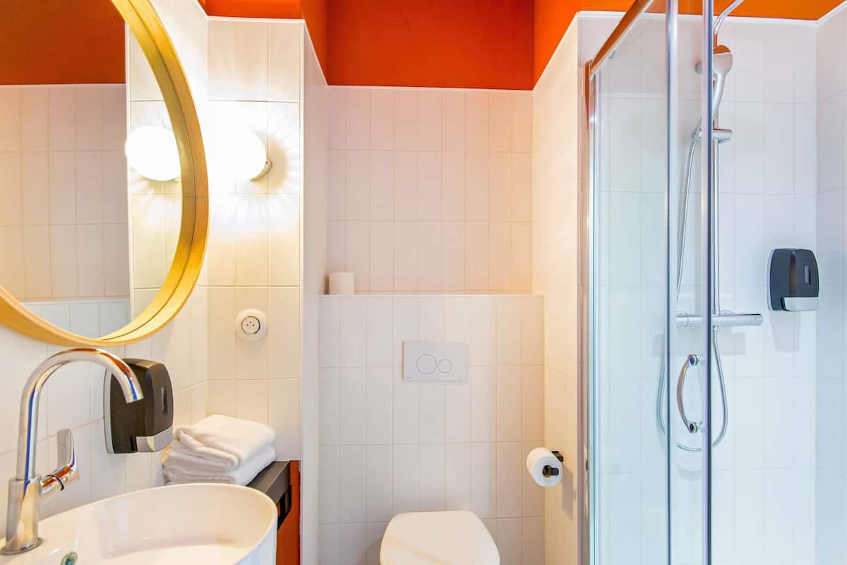 Laptopgeeigneter Arbeitsplatz, schallisolierte Zimmer