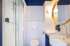 Classic-værelse med 2 enkeltsenge - 2 enkeltsenge (POP Room) | Badeværelse | Bruser, brusehoved med spredningseffekt, miljøvenlige toiletartikler
