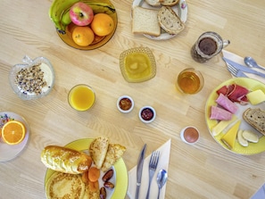 Se ofrece un desayuno bufé todos los días (por un coste adicional)