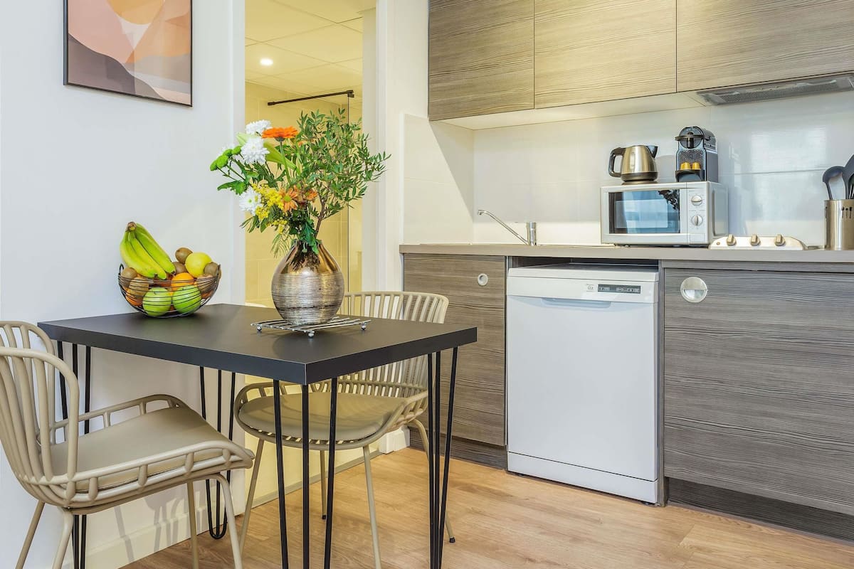 Bäddmadrasser, skrivbord, arbetsyta för laptop och ljudisolering