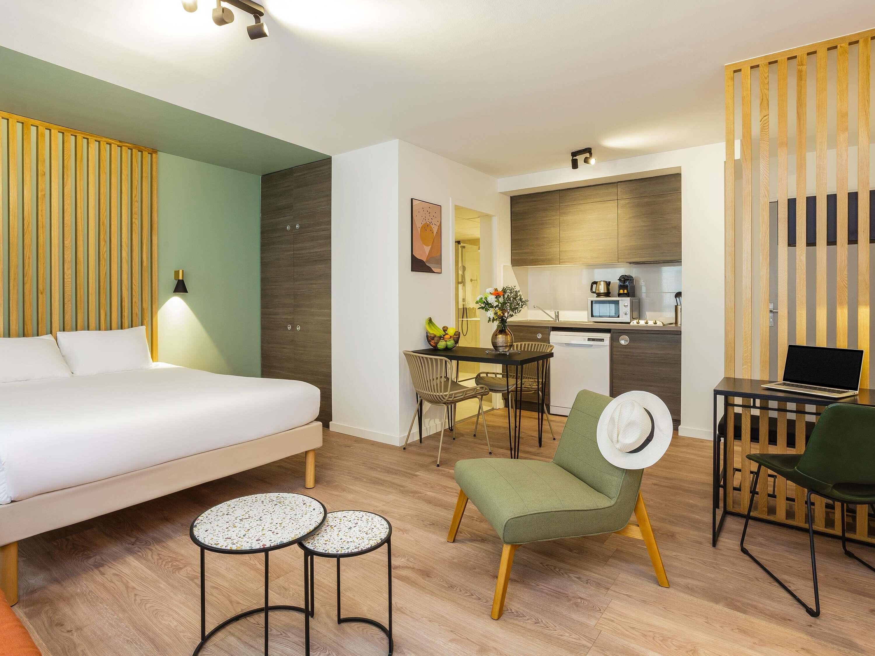 Estudio, varias camas | Colchones con acolchado adicional y escritorio