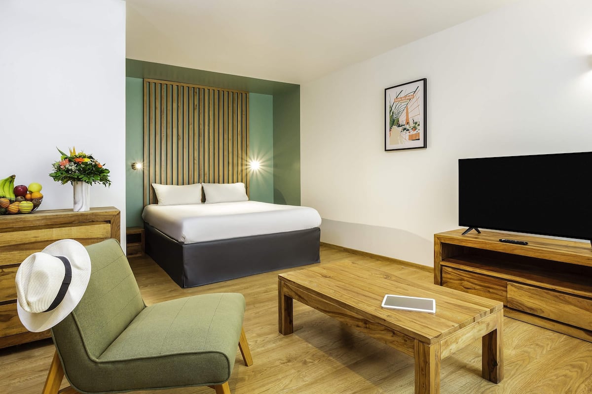 Pillowtop beds, desk, laptop workspace, soundproofing
