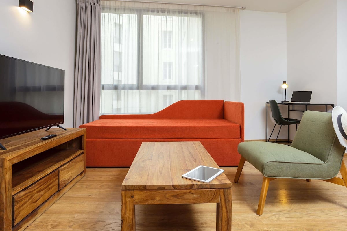 Studio - flera sängar | Bäddmadrasser, skrivbord, arbetsyta för laptop och ljudisolering