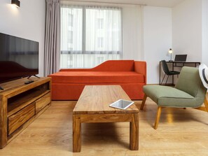 Studio, plusieurs lits | Surmatelas, bureau, espace de travail pour ordinateur portable