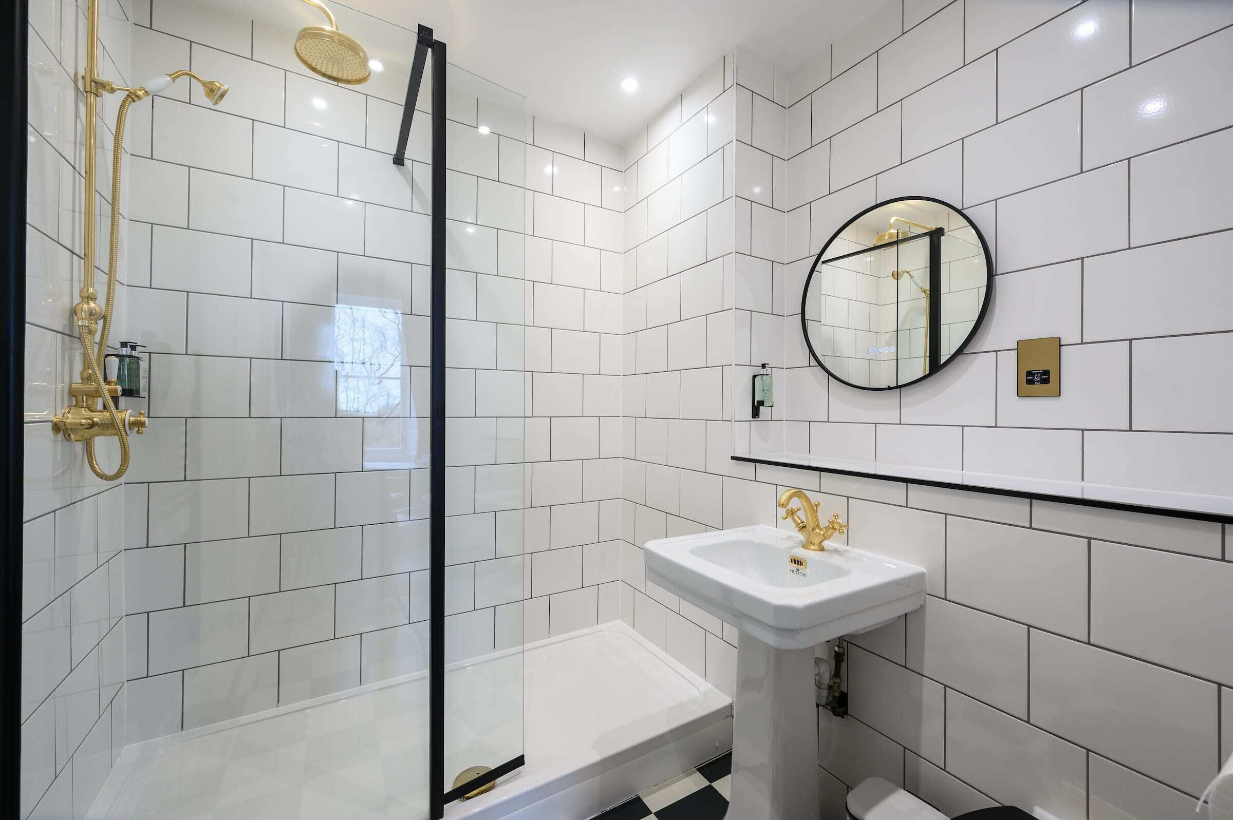 Baignoire, séchoir à cheveux, serviettes fournies