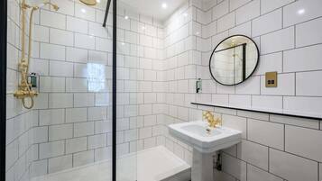 Baignoire, séchoir à cheveux, serviettes fournies