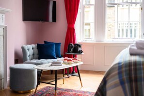 TV - City Centre First Floor Family Suite (Edinburgh)