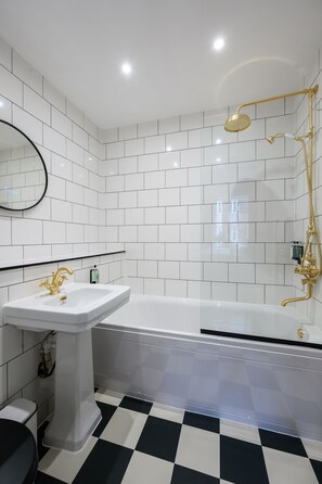 Bathtub, hair dryer, towels - City Centre First Floor Family Suite (Edinburgh)