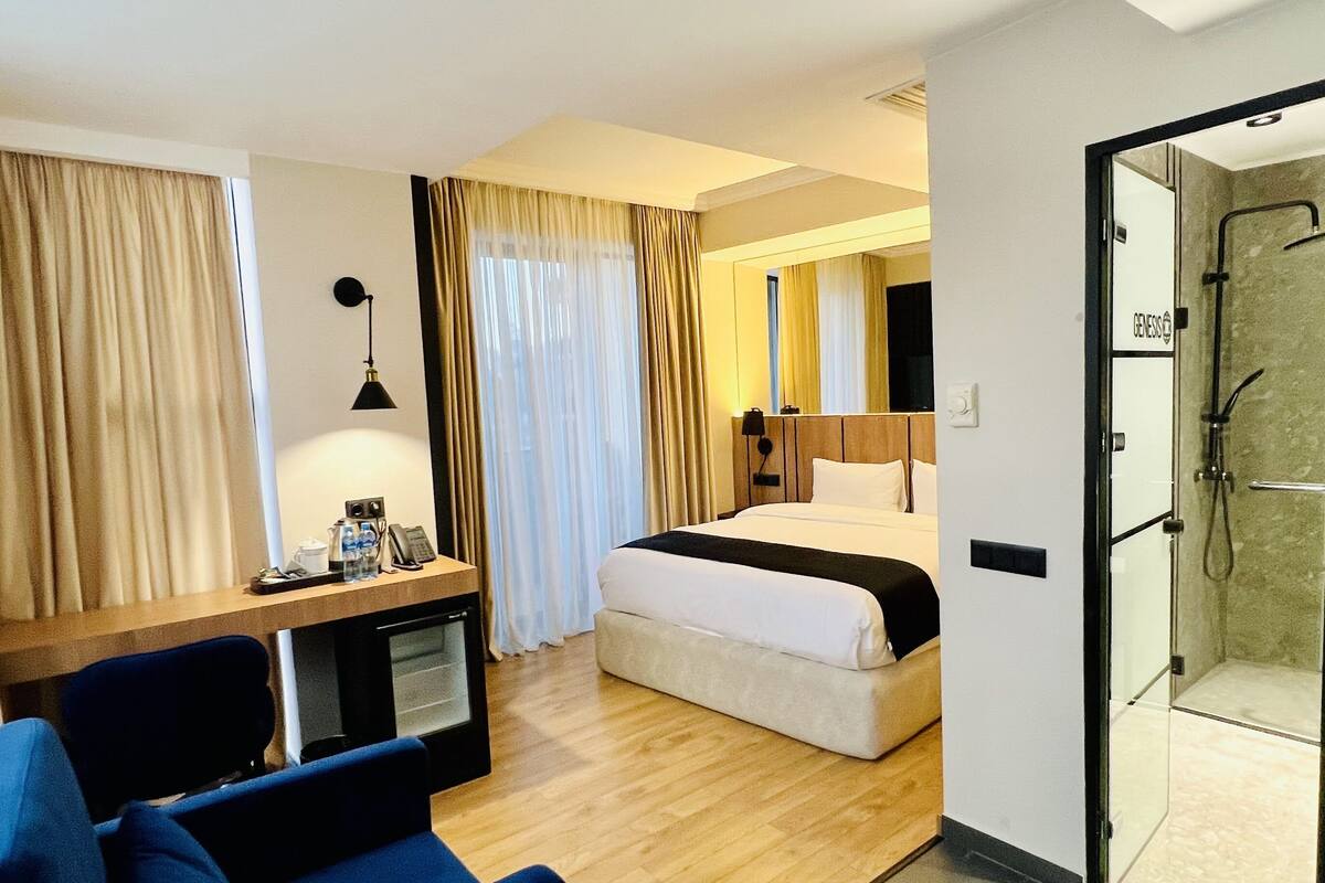 Deluxe Double Room | In-room safe, soundproofing, iron/ironing board, free WiFi