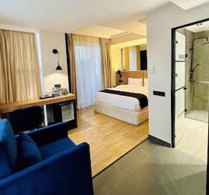 デラックス ダブルルーム | セーフティボックス (室内)、防音設備、アイロン / アイロン台、WiFi (無料)