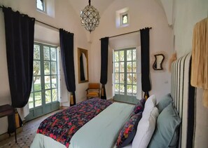 3 chambres, bureau, fer et planche à repasser, lit de bébé portatif