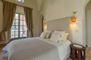 3 chambres, bureau, fer et planche à repasser, lit de bébé portatif