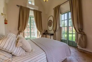 3 Schlafzimmer, Schreibtisch, Bügeleisen/Bügelbrett, Reisekinderbett