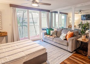 1 bedroom, iron/ironing board, travel cot, WiFi - Beachfront Condo w/ Amazing View (Hauula)