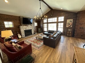 Smart TV, chimenea y futbolito 