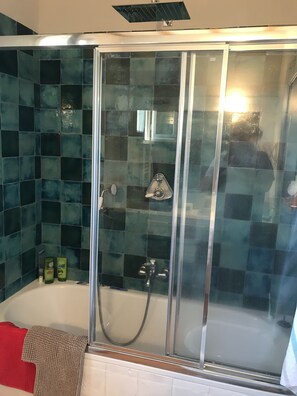 Dusche, Haartrockner, Bidet, Handtücher