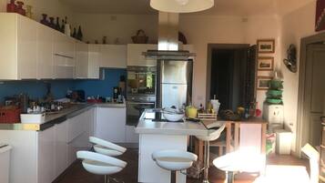 冰箱、微波炉、烤箱、炉灶