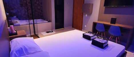 Schreibtisch, laptopgeeigneter Arbeitsplatz, kostenloses WLAN