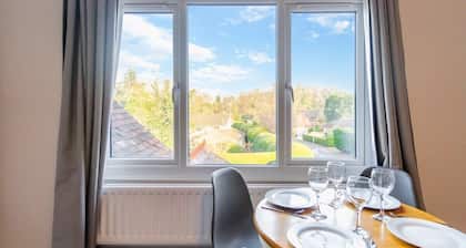 Racing & Royalty: 2-Bed, Ascot & Windsor, Parking