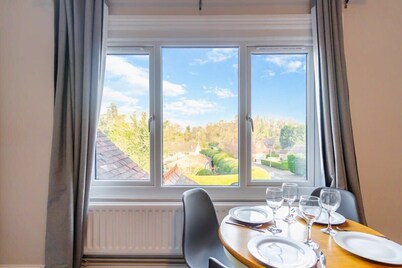 Racing Royalty: 2-Bed, Ascot, Parking By Tempstay
