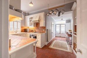 Fridge, microwave, oven, stovetop - Stylish 3 Bdr Home Central Windsor By Tempstay (Berkshire)