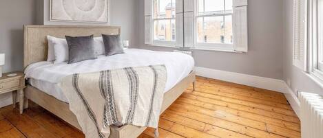 3 عدّة غرف نوم ومكواة/لوح كي وواي فاي وملاءات أسرّة