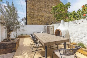 Outdoor dining - Stylish 3 Bdr Home Central Windsor By Tempstay (Berkshire)