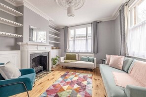 TV, offices - Stylish 3 Bdr Home Central Windsor By Tempstay (Berkshire)