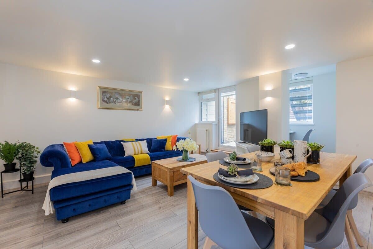 Una televisión, una oficina