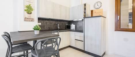 Comfort-Apartment | Eigene Küche | Kühlschrank, Mikrowelle, Herdplatte, Kochgeschirr/Geschirr/Besteck