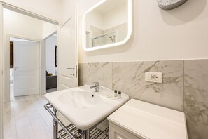 Comfort Apartment | Bathroom | Shower, hair dryer, towels - Verdi by Mmega (Florence)