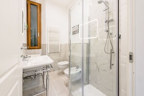 Comfort-huoneisto | Kylpyhuone | Suihku, hiustenkuivaaja, pyyhkeet