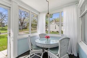 Dining - Cozy Cape Cod in Lake Geneva - walking distance to Main St and Beach (Lake Geneva)