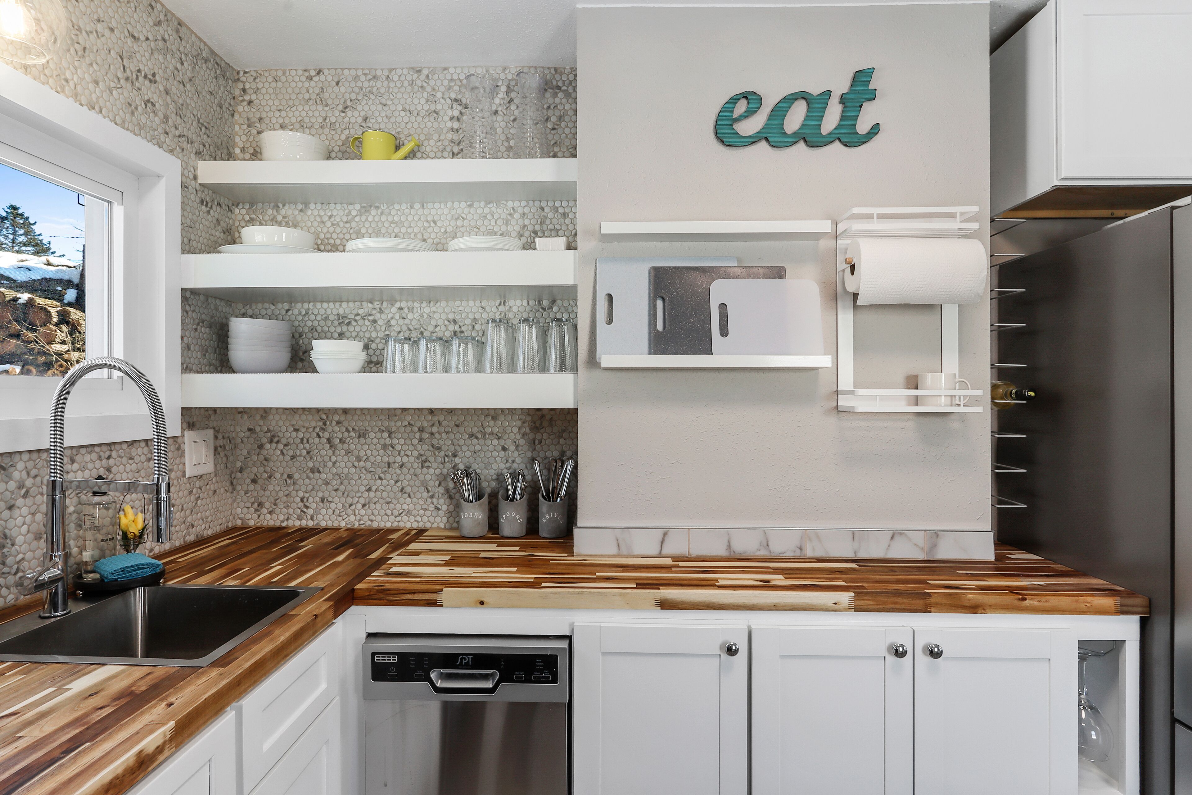 Réfrigérateur, four à micro-ondes, un four, surface de cuisson