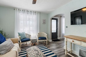 Smart TV, books - Cozy Cape Cod in Lake Geneva - walking distance to Main St and Beach (Lake Geneva)