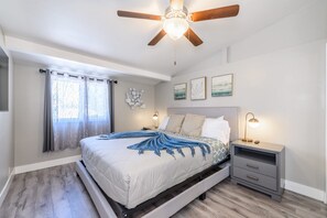 5 habitaciones, escritorio y tabla de planchar con plancha 