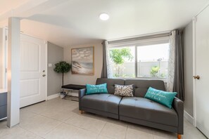 TV, video games, books, offices - Disneyland 5BR/3BA Lux Villa, Arcade/Games No Tax (Anaheim)