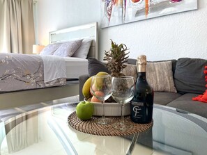 Condo Confort | Aire de séjour | Téléviseur connecté de 32 po avec télévision par cùble, téléviseur