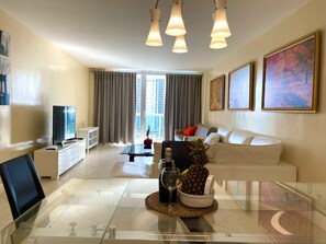 Condo Design | Aire de séjour | Téléviseur connecté de 32 po avec télévision par cùble, téléviseur