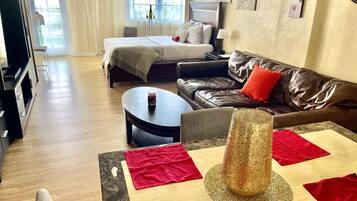 Leilighet – exclusive | Oppholdsområde | En 32-tommers smart-TV med kabel-kanaler samt TV
