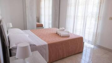 3 Schlafzimmer, Zimmersafe, Schreibtisch, Bügeleisen/Bügelbrett