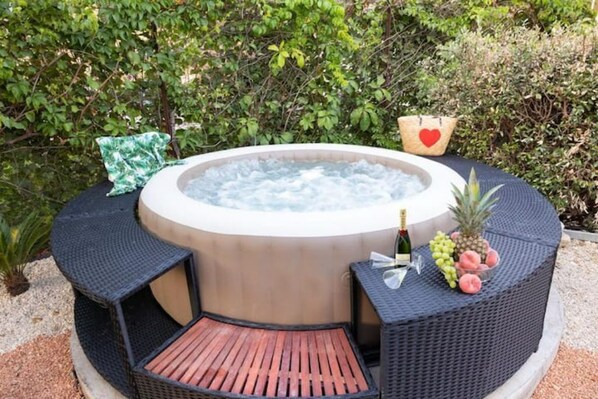Bañera de hidromasaje exterior