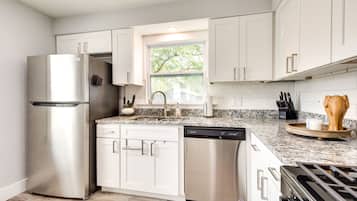 Fridge, microwave, stovetop, dishwasher